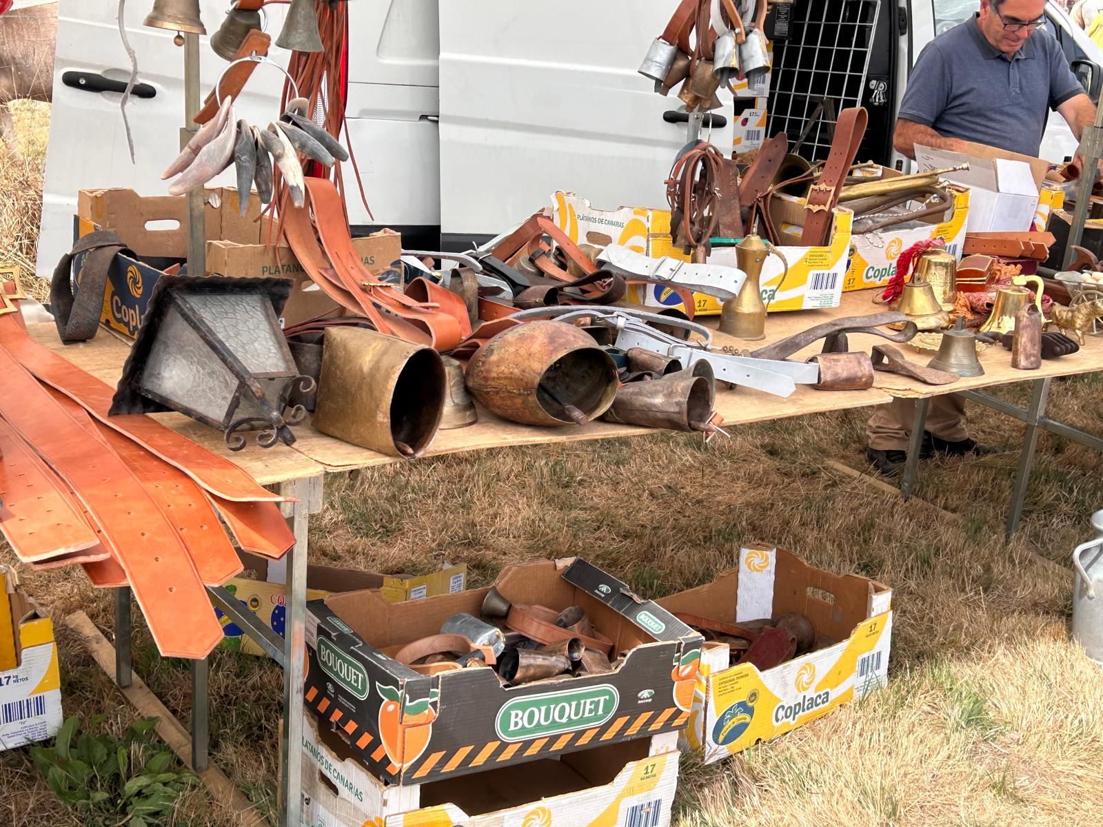 Animada feria de ganado vacuno en La Pernía