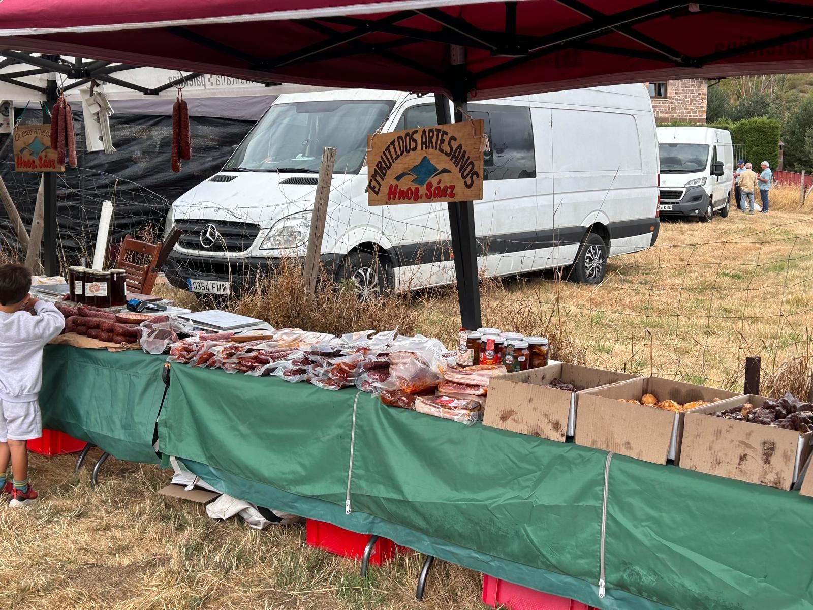 Animada feria de ganado vacuno en La Pernía