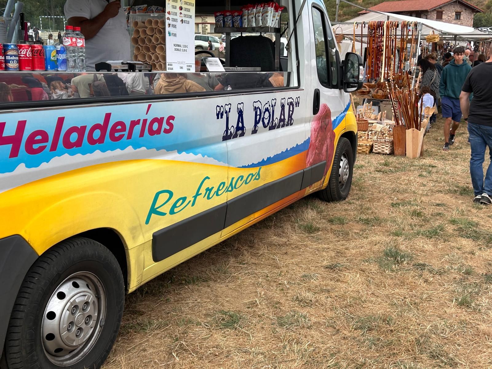 Animada feria de ganado vacuno en La Pernía