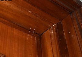 Una de las viviendas marcadas con hilos de pegamento.