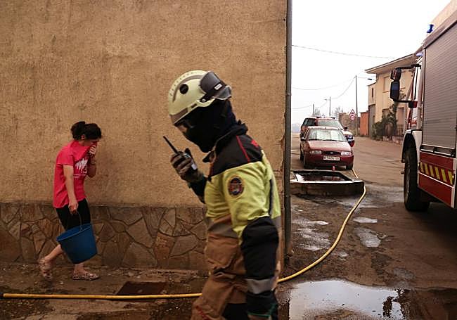 Los servicios de extinción, en Abejera (Zamora).