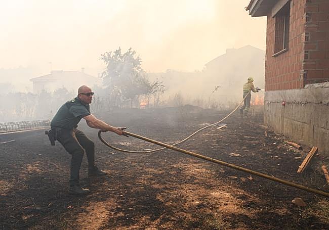 Trabajos para acabar con las llamas en Congosta (Zamora).