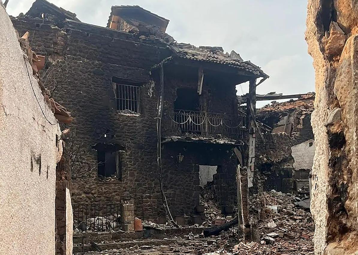 Imagen secundaria 1 - Contrafuego nocturno y estado en el que quedó una de las casas de San Pedro de Cansoles.