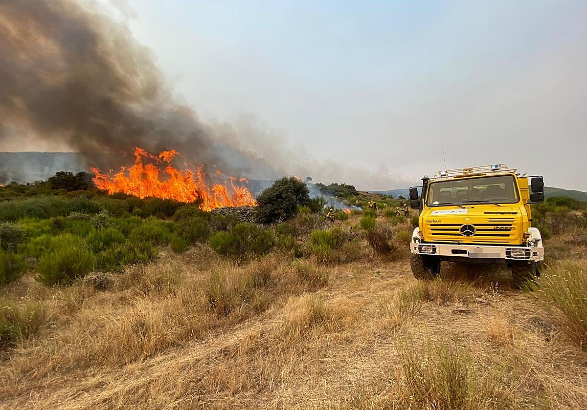Una autobomba de la Junta en el incendio de Yeres y Llamas de Cabrera. En el círculo, Nacho Mialdea.