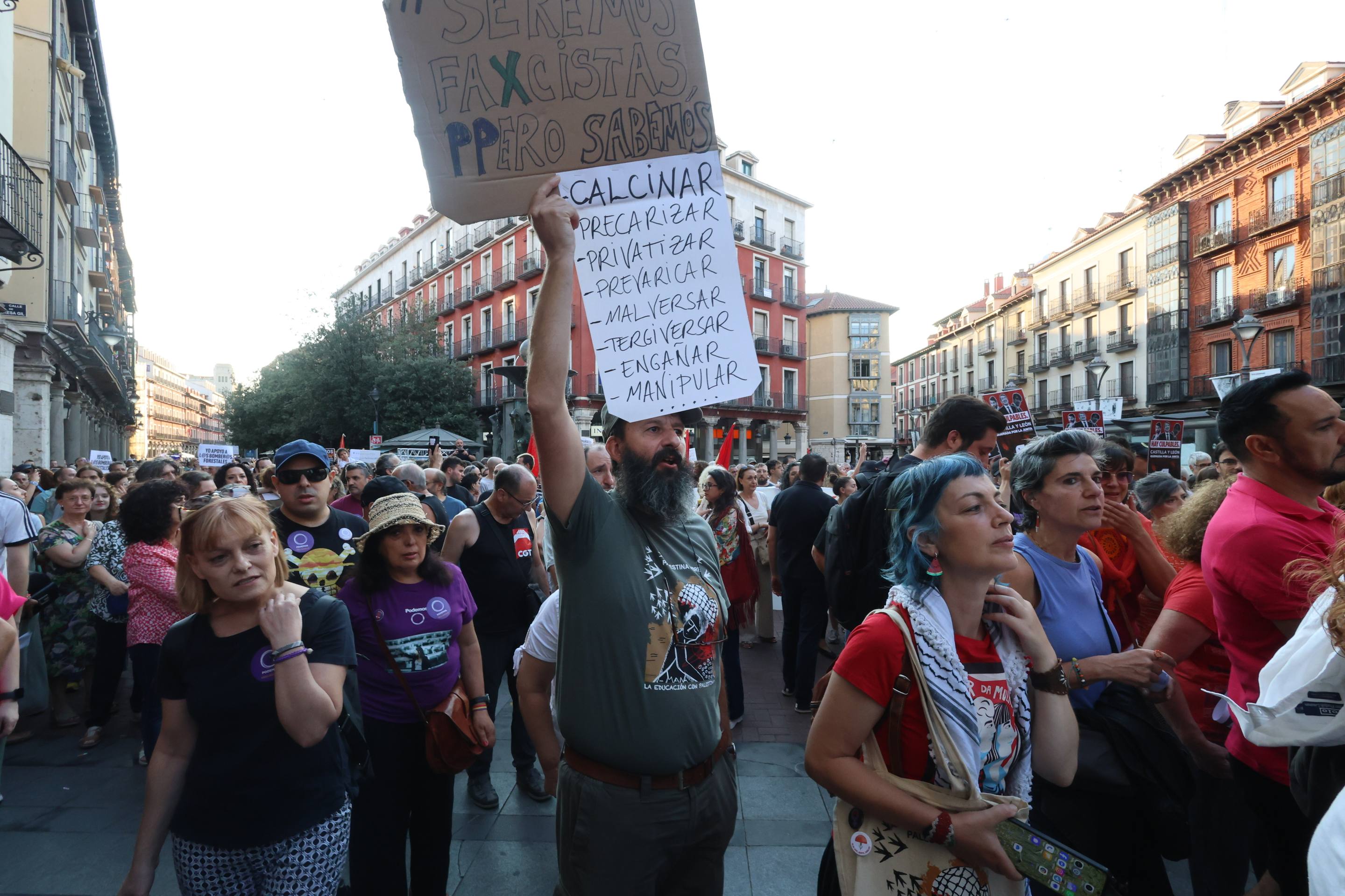 Las imágenes de la manifestación contra la gestión de los incendios de Castilla y León