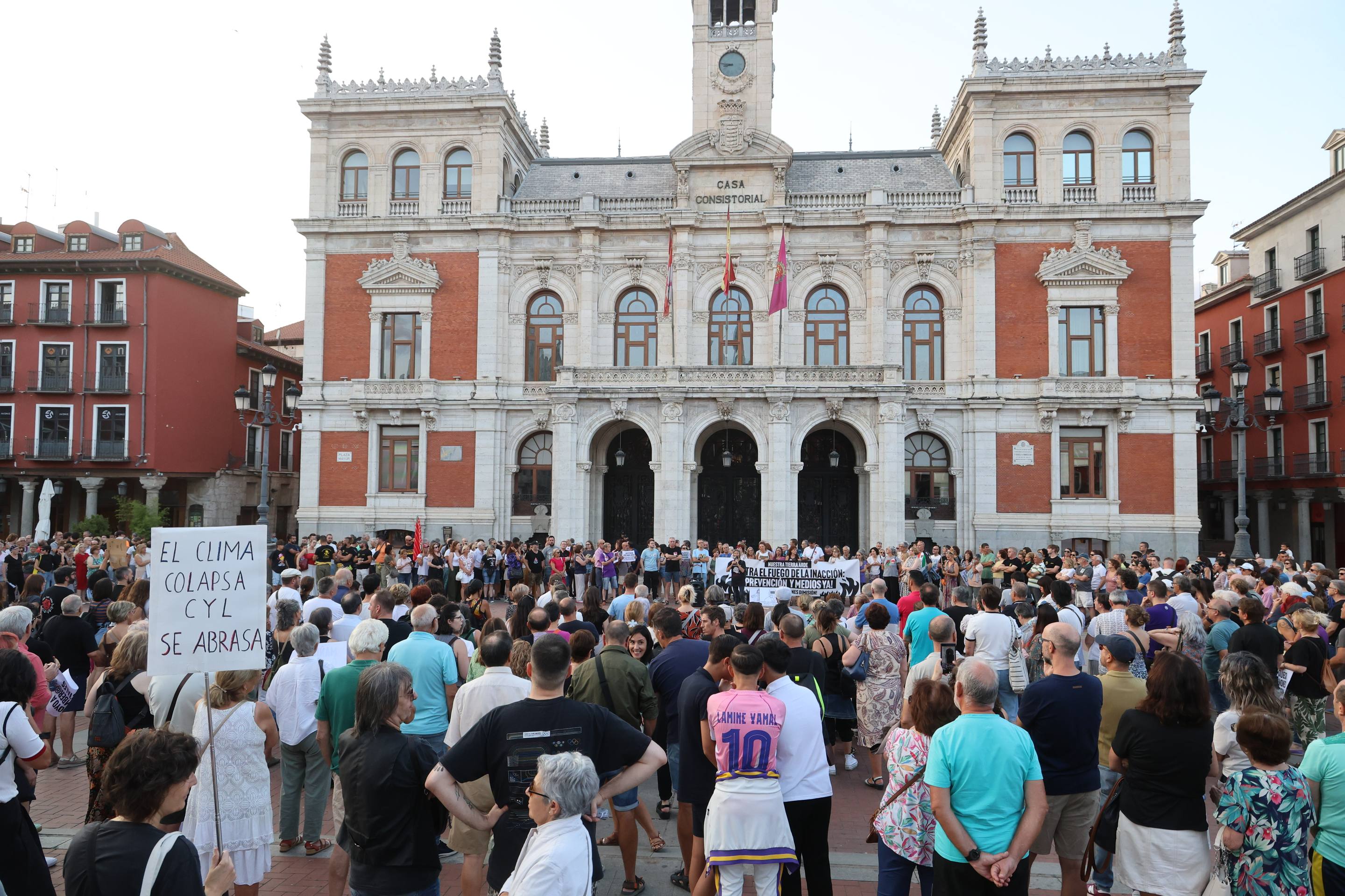 Las imágenes de la manifestación contra la gestión de los incendios de Castilla y León