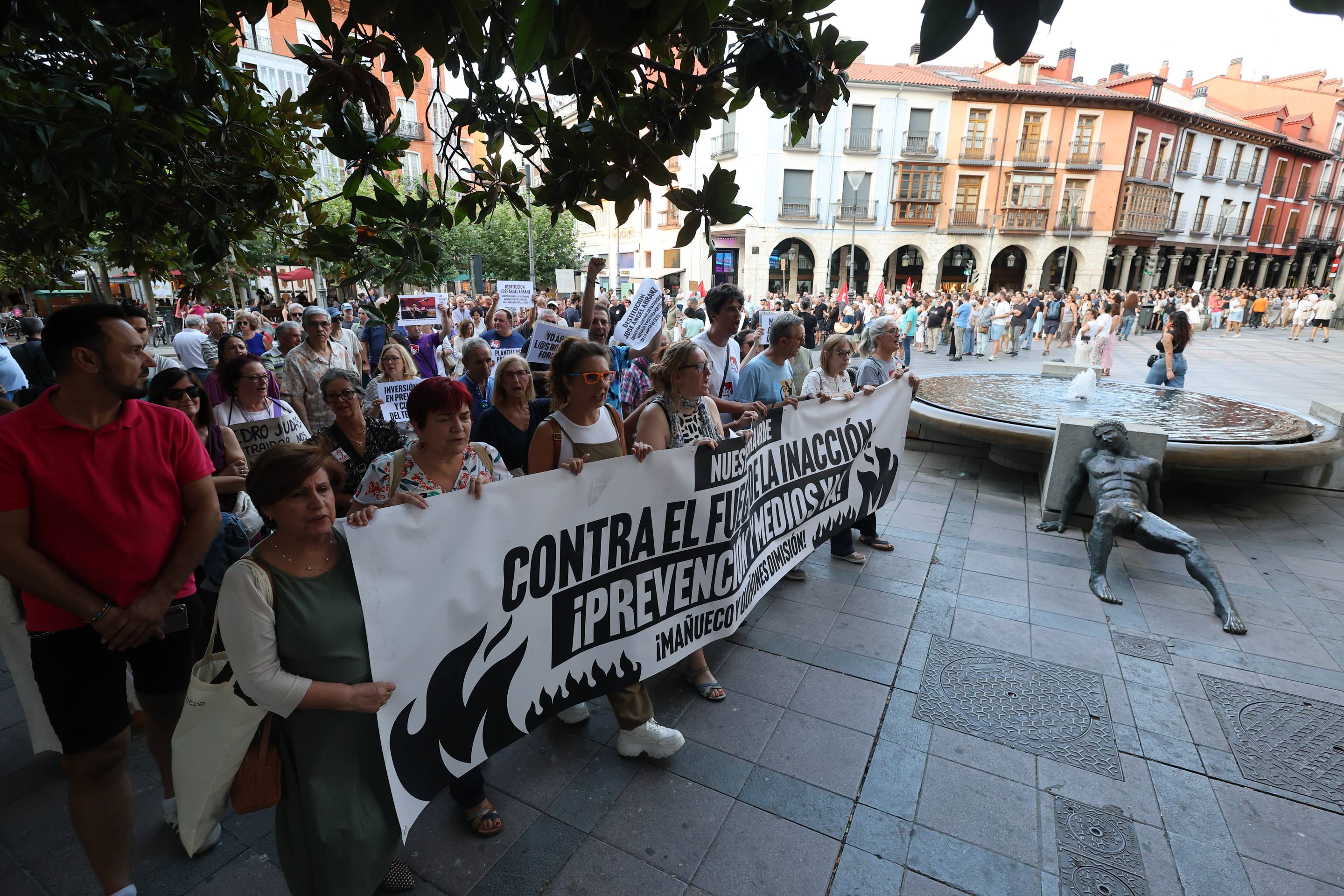 Las imágenes de la manifestación contra la gestión de los incendios de Castilla y León