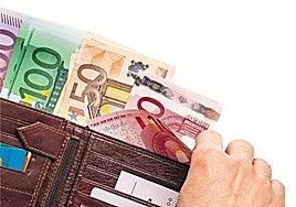 Una cartera con billetes.