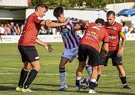 Balón dividido en una acción del partido.
