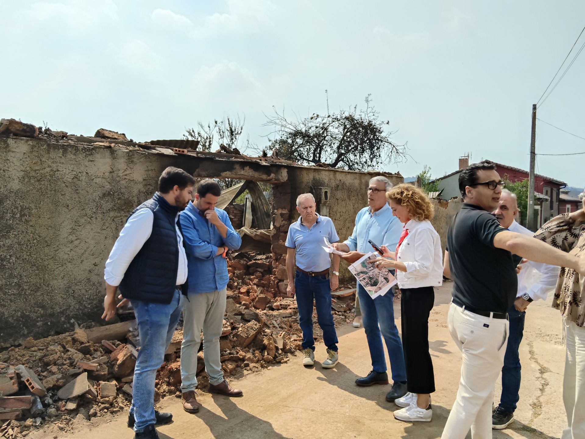 La directora general de la Junta, junto al alcalde de Guardo, en San Pedro de Cansoles.