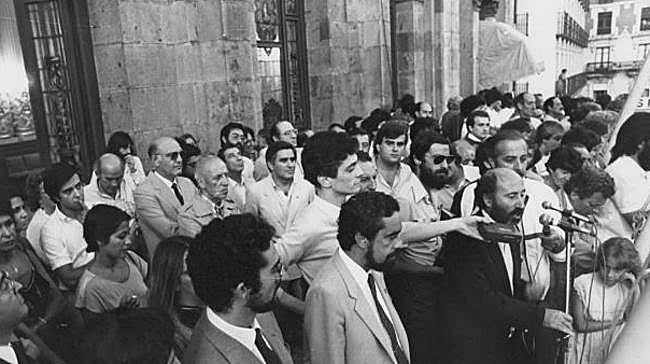 ¿Hasta qué año se mantuvo el criterio de ser una persona destacada en letras para dar el discurso?