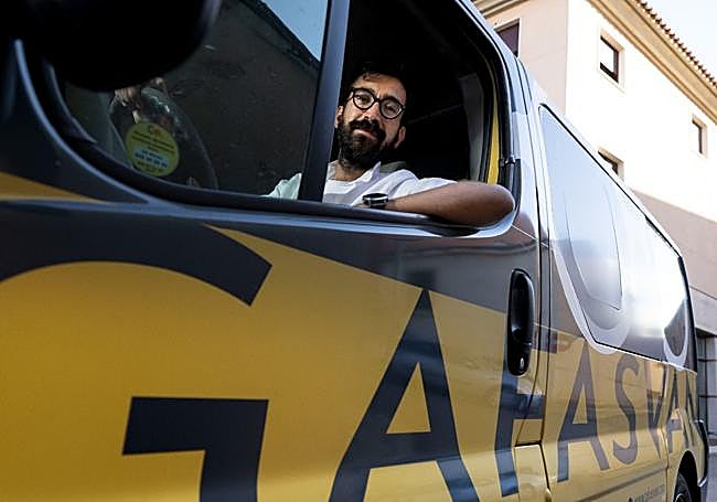 Daniel Paniagua con su furgoneta convertida en óptica rodante