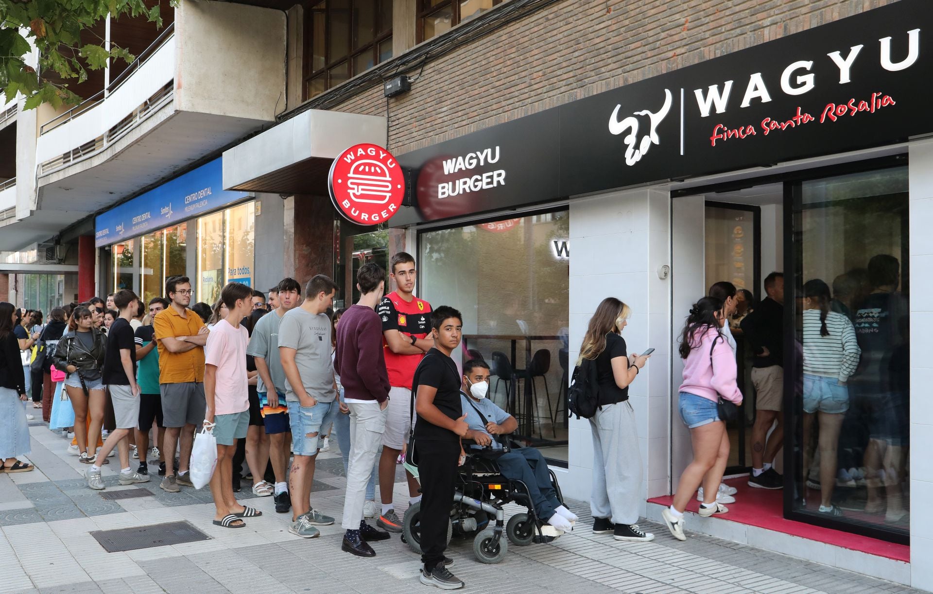Colas para las 100 primeras hamburguesas de wagyu gratis en Palencia