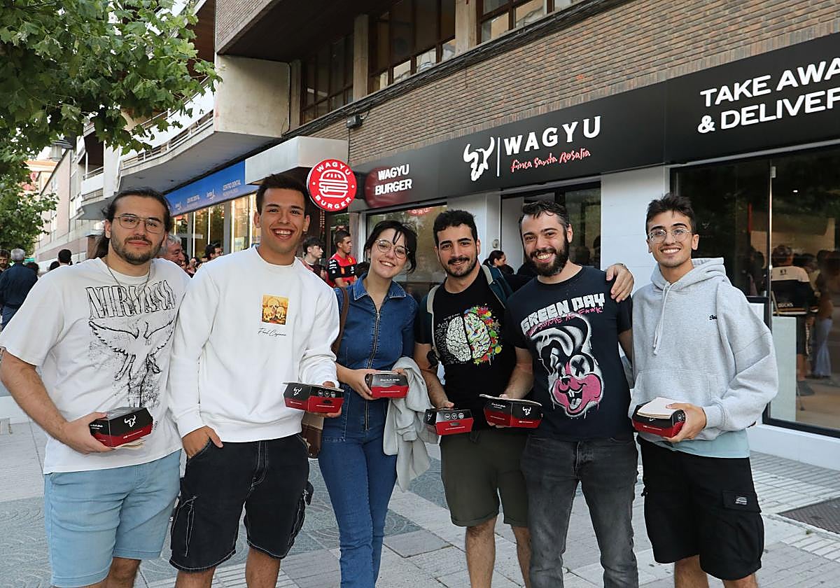 Colas para las 100 primeras hamburguesas de wagyu gratis en Palencia