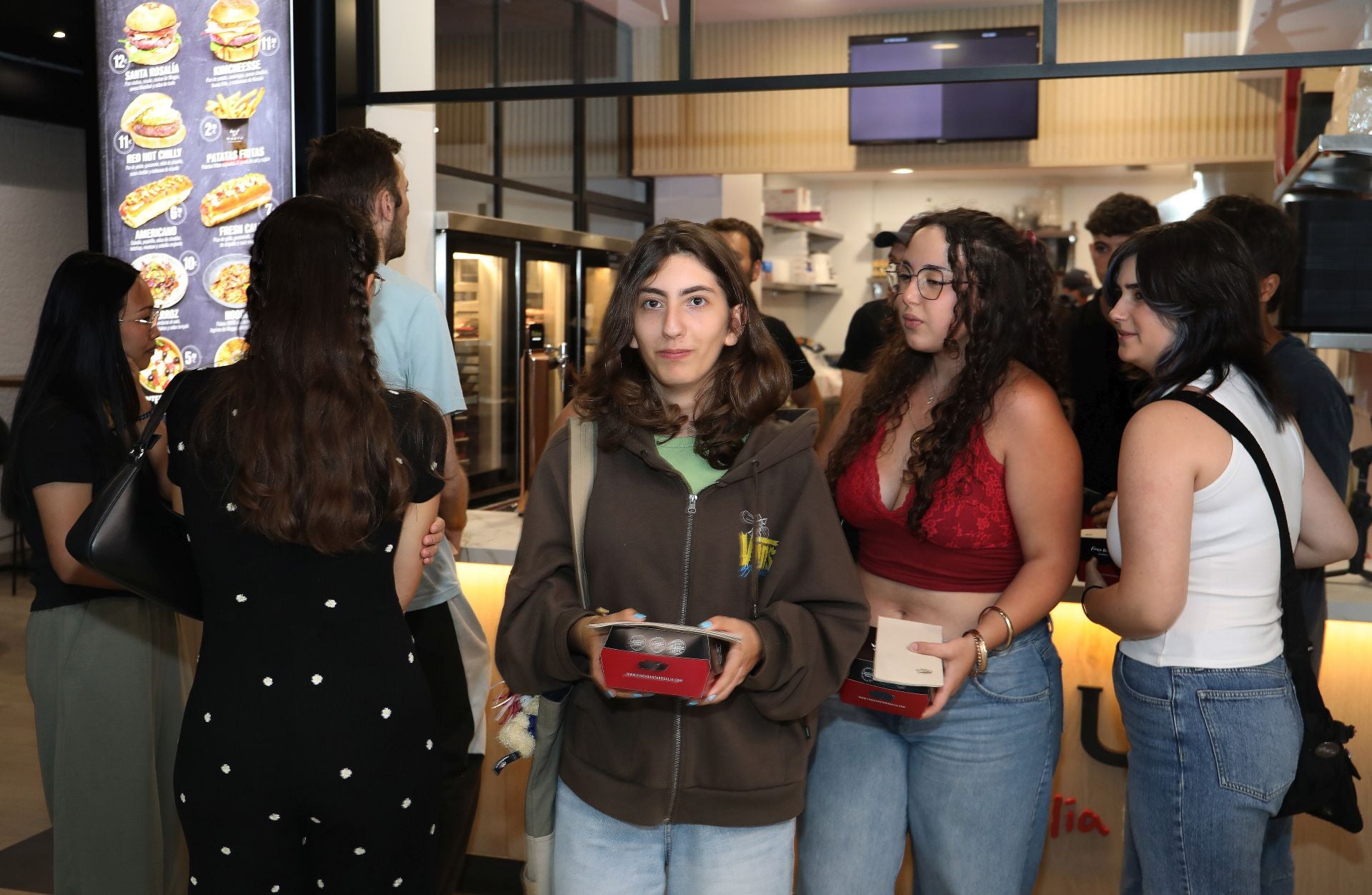 Colas para las 100 primeras hamburguesas de wagyu gratis en Palencia