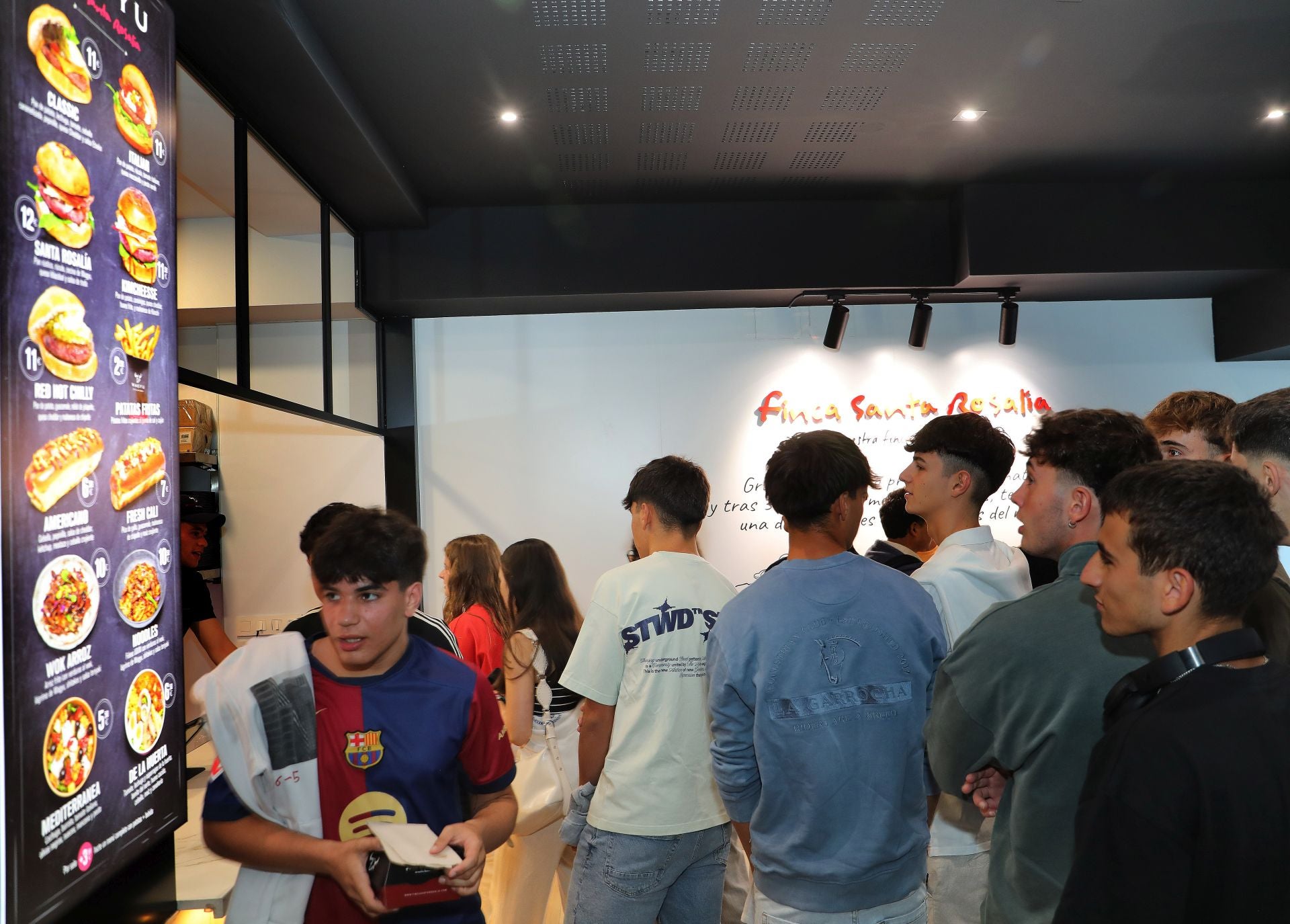 Colas para las 100 primeras hamburguesas de wagyu gratis en Palencia