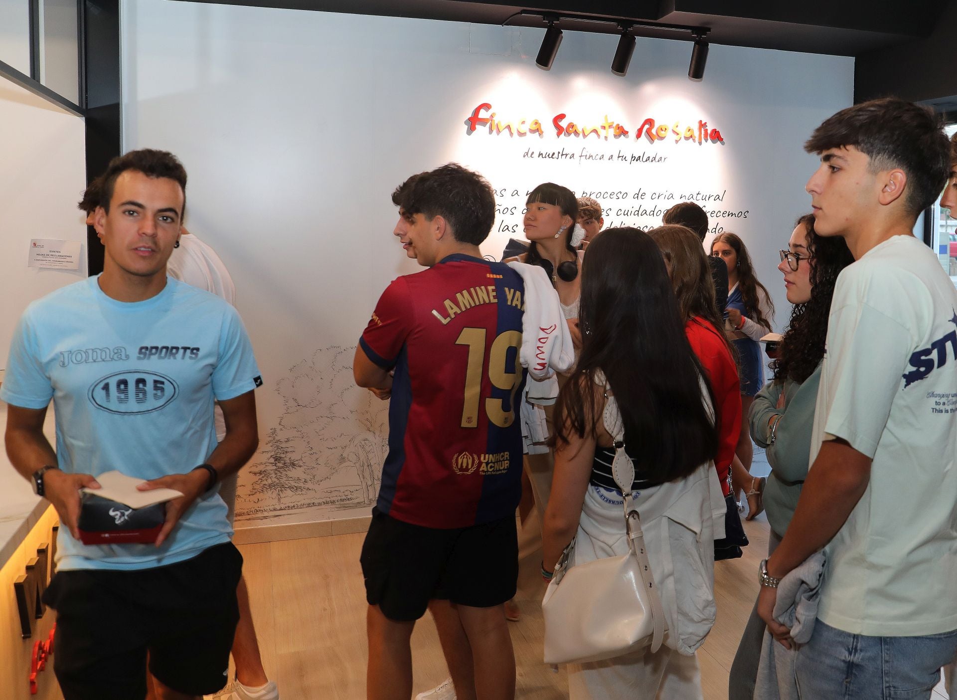 Colas para las 100 primeras hamburguesas de wagyu gratis en Palencia