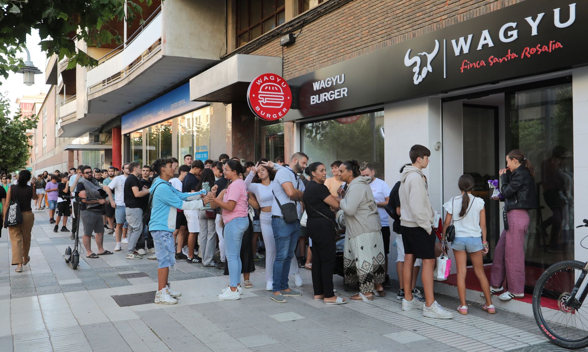 Colas para las 100 primeras hamburguesas de wagyu gratis en Palencia
