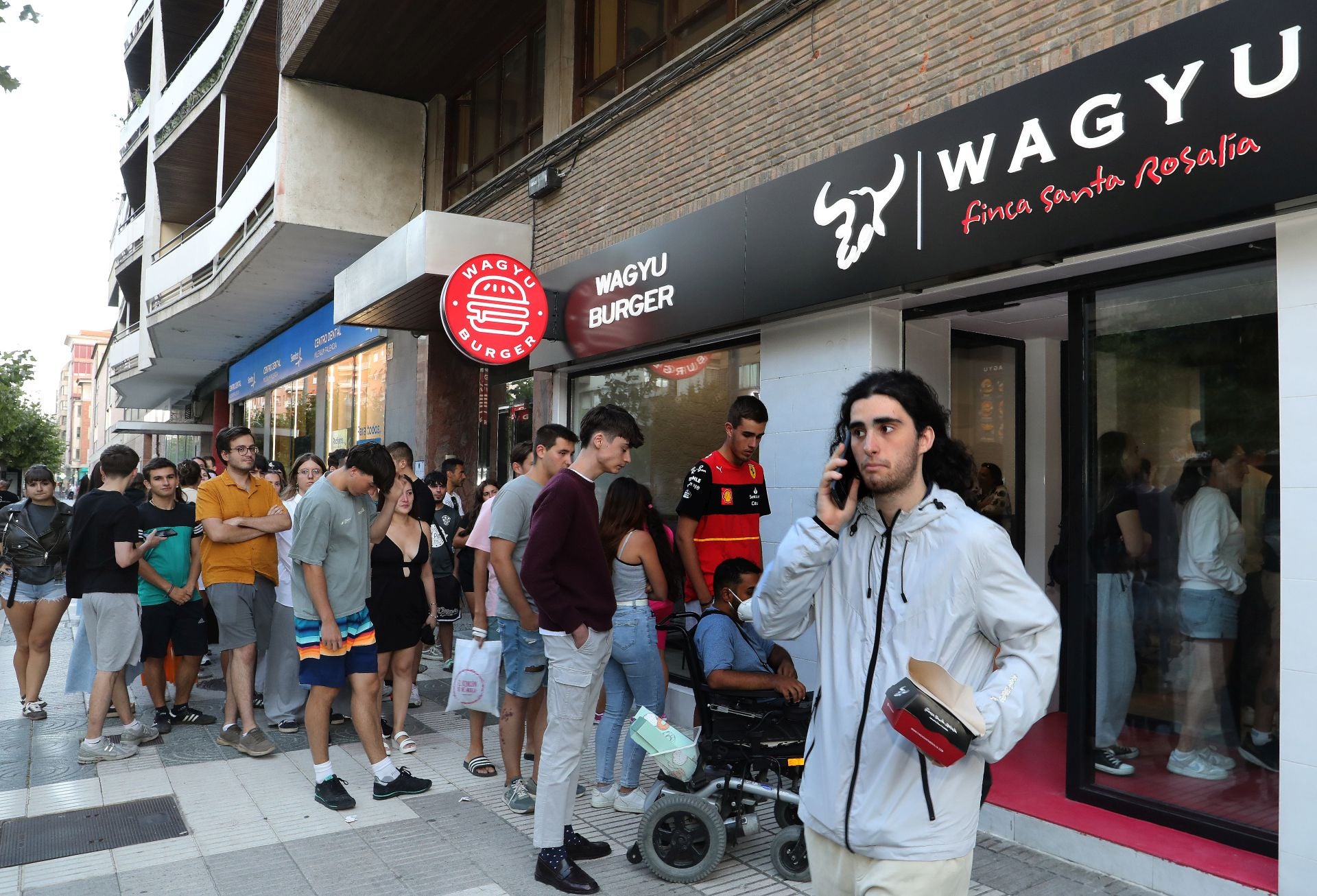 Colas para las 100 primeras hamburguesas de wagyu gratis en Palencia