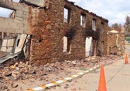 Una de las casas calcinadas por las llamas en Castrocalbón