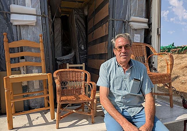 Juan Aurelio Sanz en su furgón a su paso por Torrelobatón