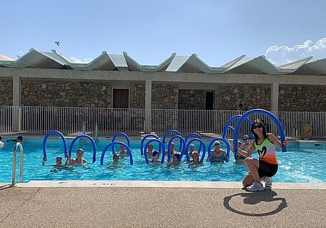 Leticia Castaño con las participantes de la actividad de aquagym en Castromonte