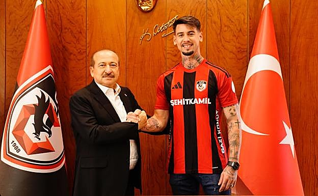 Luis Pérez con el presidente del Gaziantep, Memik Yilmaz.