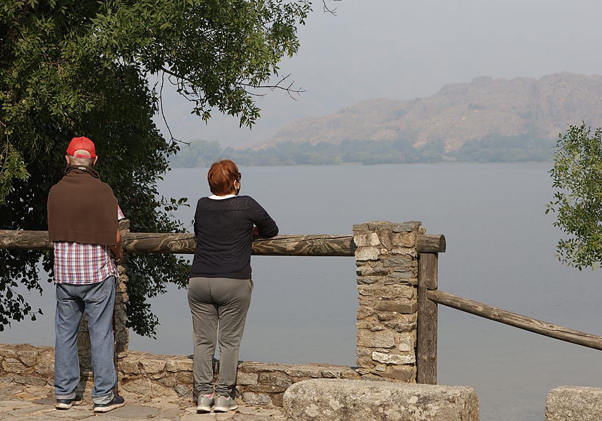 El Incendio de Porto de Sanabria avanza por la sierra que rodea el lago de Sanabria con mucho humo, lo que dicultad la tareas de los medios aéreos de extinción.