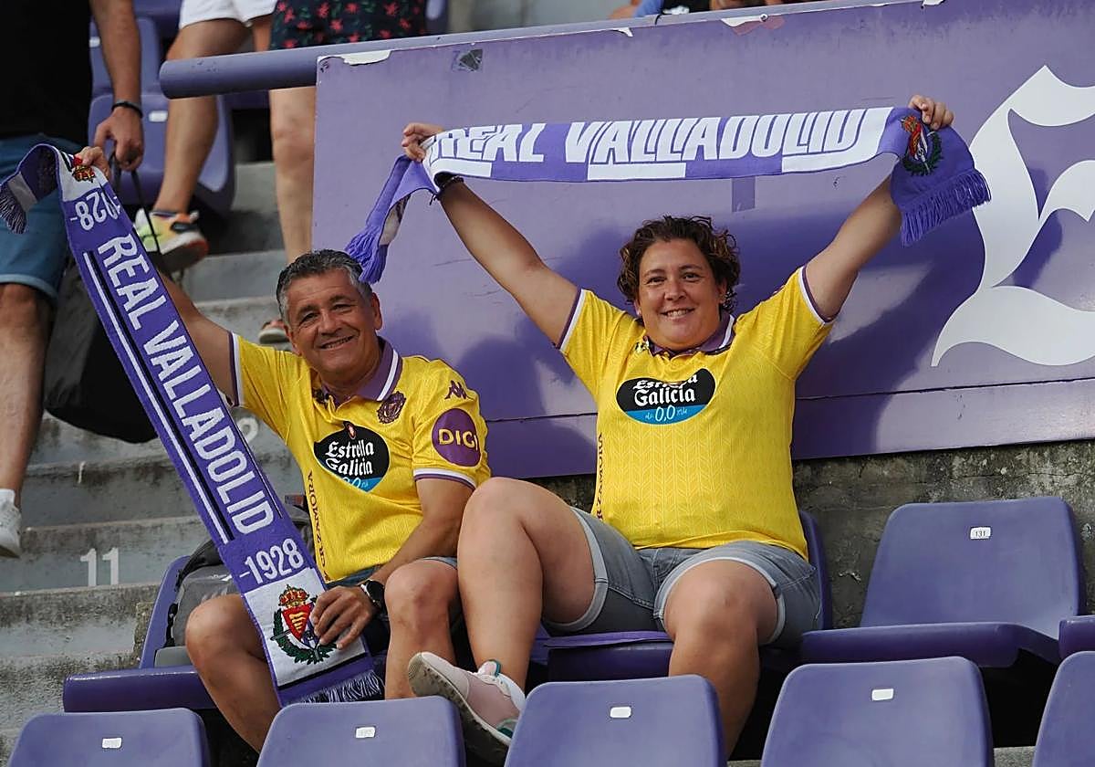 Dos aficionados muestran orgullosos sus banderas en el debut en liga ante el Ceuta.