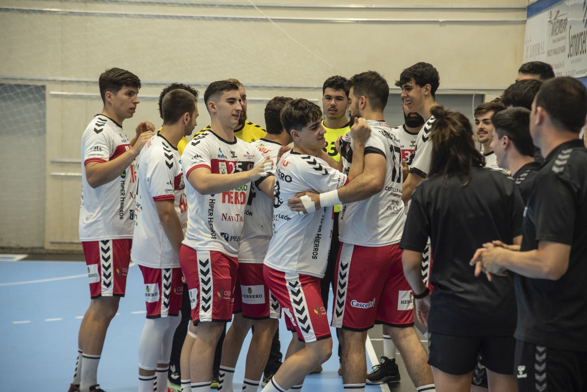 Fotos del amistoso entre el Balonmano Nava y el Balonmano Soria