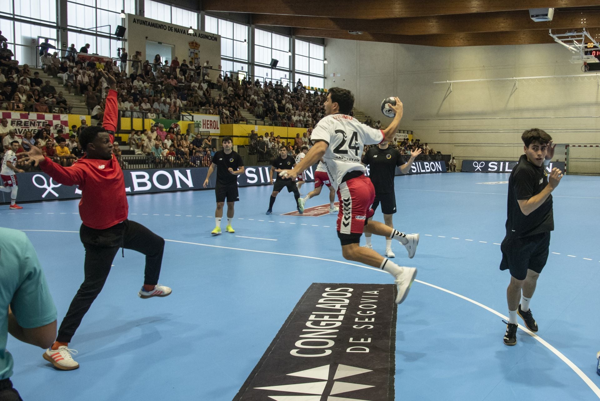 Fotos del amistoso entre el Balonmano Nava y el Balonmano Soria