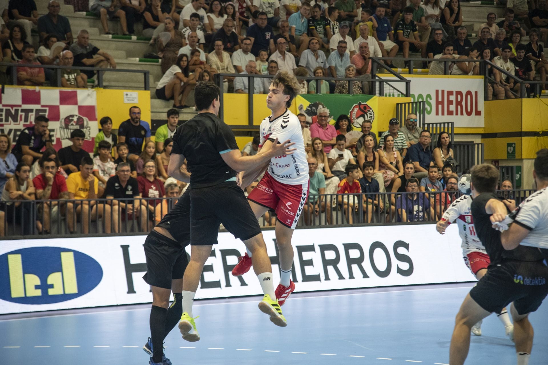 Fotos del amistoso entre el Balonmano Nava y el Balonmano Soria