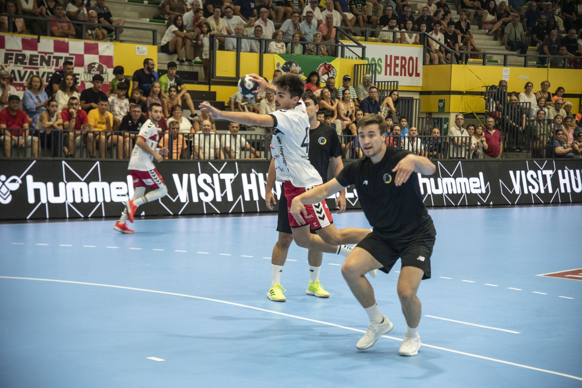 Fotos del amistoso entre el Balonmano Nava y el Balonmano Soria