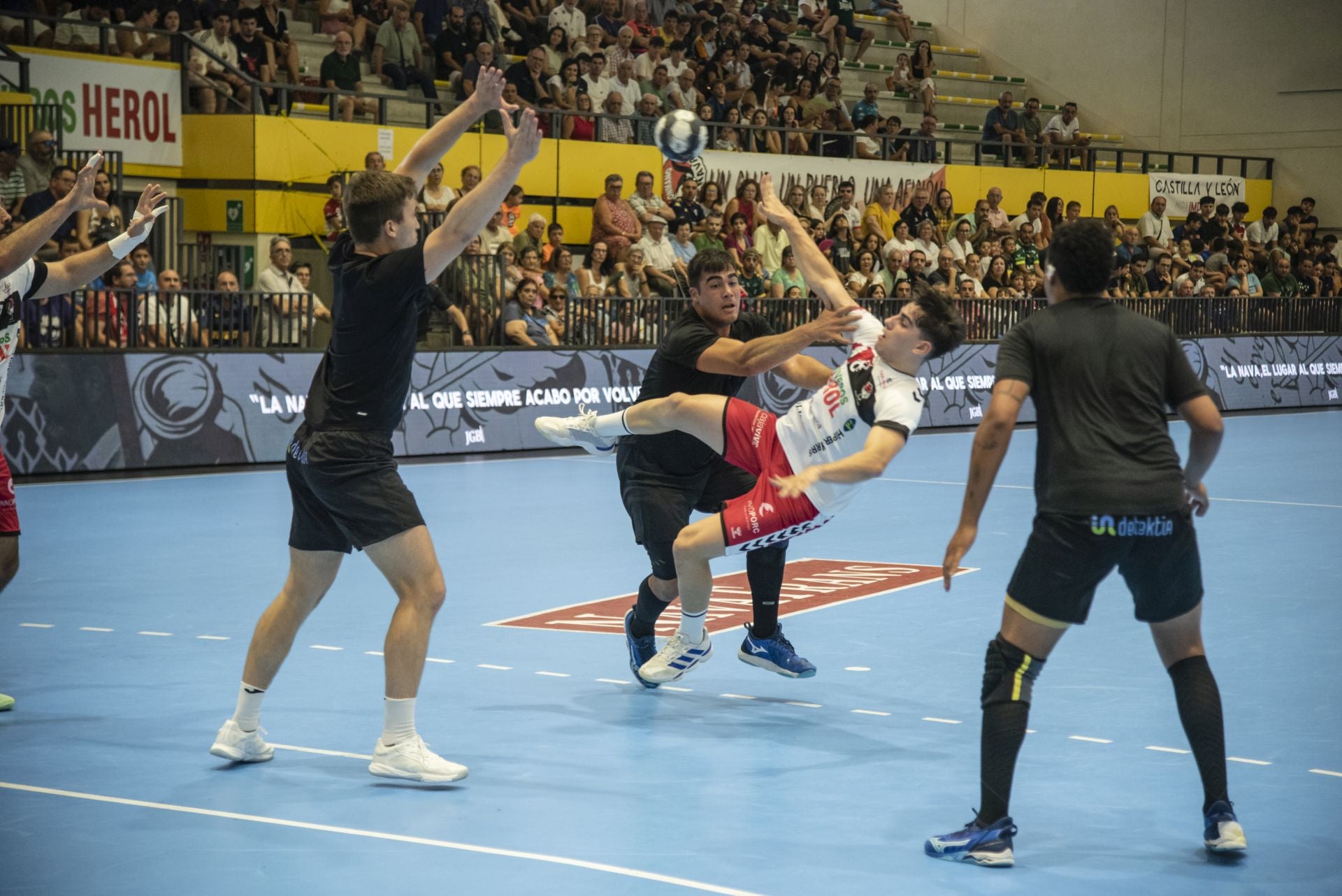 Fotos del amistoso entre el Balonmano Nava y el Balonmano Soria