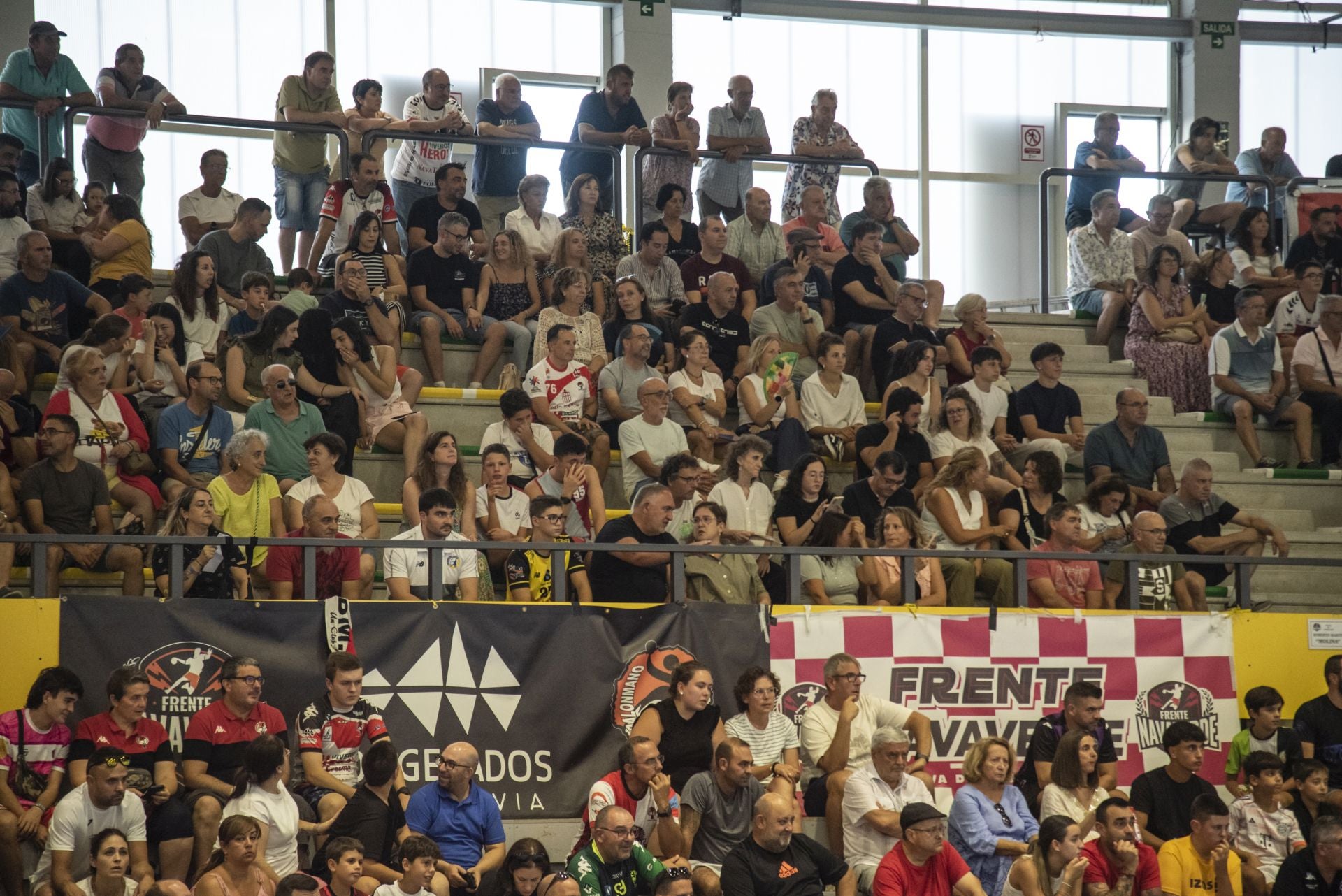 Fotos del amistoso entre el Balonmano Nava y el Balonmano Soria