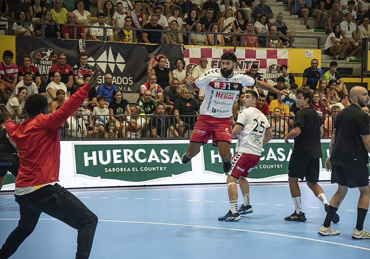 Fotos del amistoso entre el Balonmano Nava y el Balonmano Soria