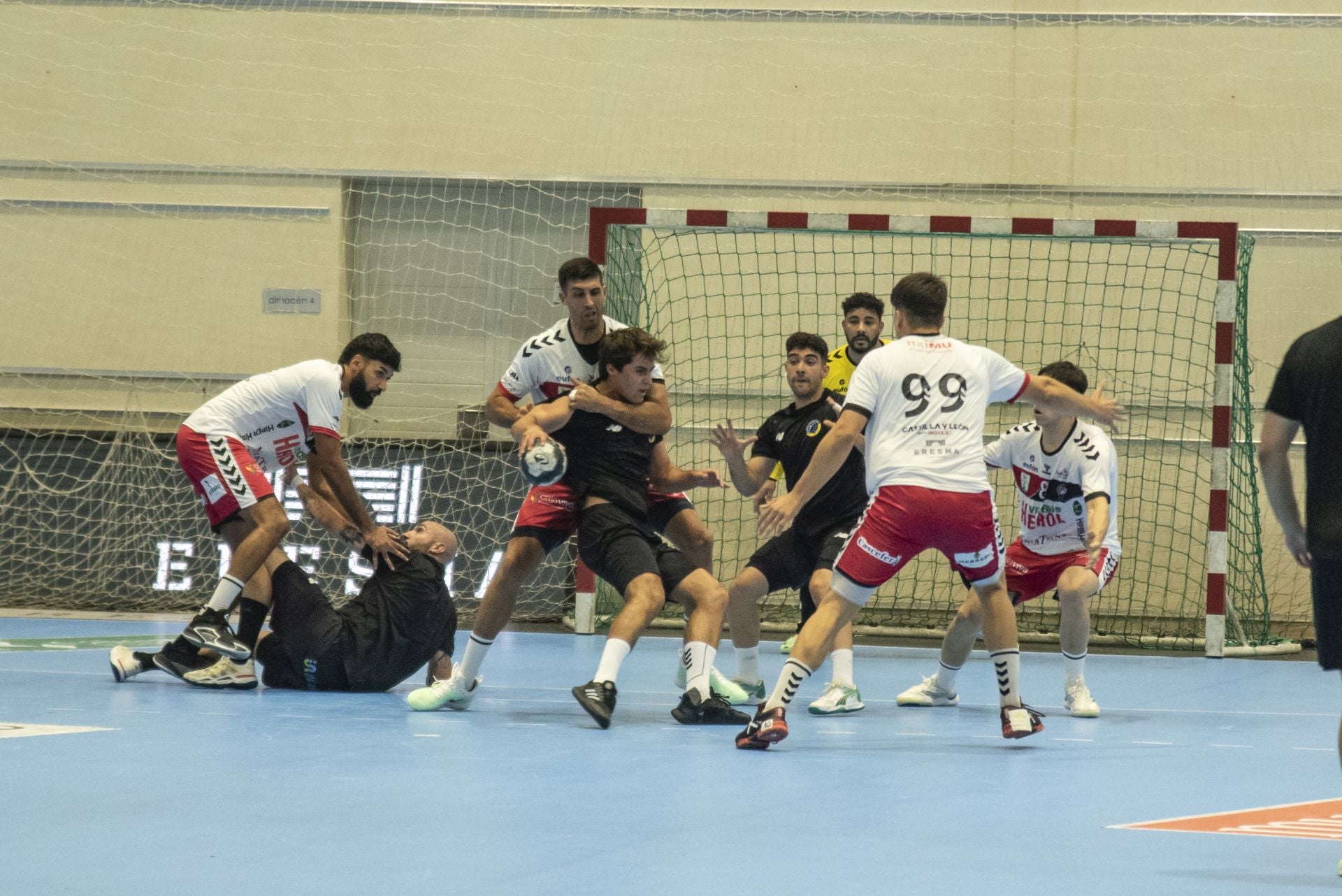 Fotos del amistoso entre el Balonmano Nava y el Balonmano Soria