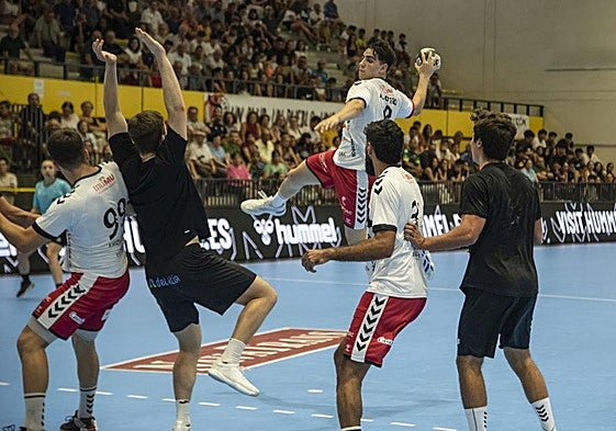 Alfredo Otero intenta un lanzamiento.