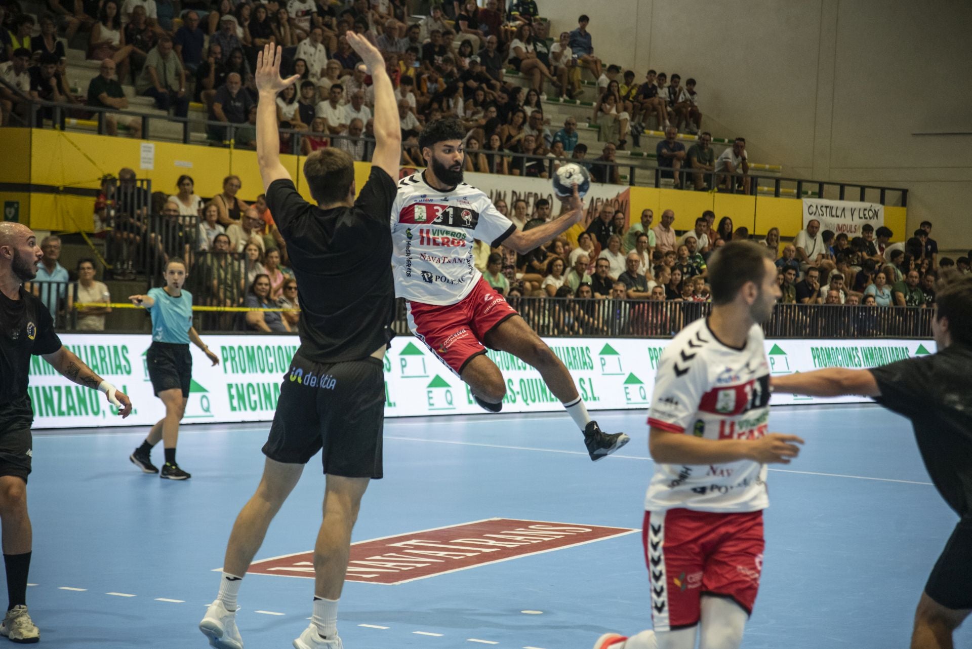 Fotos del amistoso entre el Balonmano Nava y el Balonmano Soria