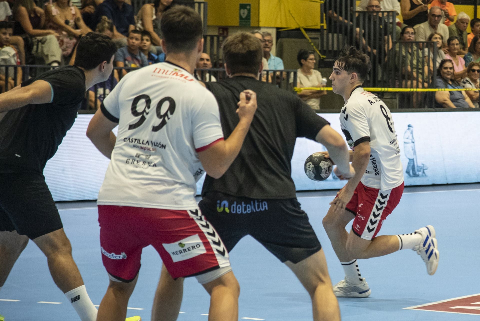 Fotos del amistoso entre el Balonmano Nava y el Balonmano Soria