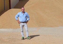 Carlos del Campo, representante de Valladolid en la ACCOE y propietario de Cereales Peñaflor, posa frente a una montaña de cereal.