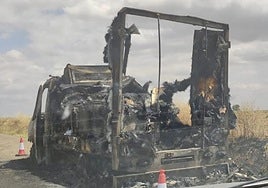 Camioneta de reparto de hielo calcinada.