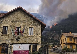 Fotografía del incendio forestal cerca de la población leonesa de Igüeña, León.