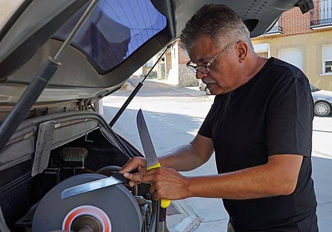 Julio Melón afilando unos cuchillos en Torrelobatón
