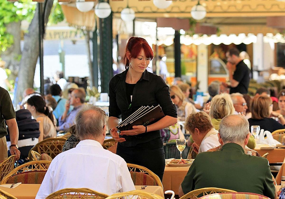 Una joven trabaja en una terraza de verano.