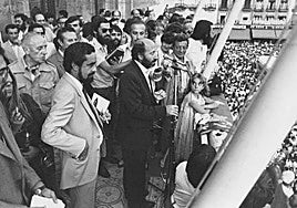 José María Pérez 'Peridis' dando el pregón en 1983. Detrás de él, el alcalde Rodríguez Bolaños.