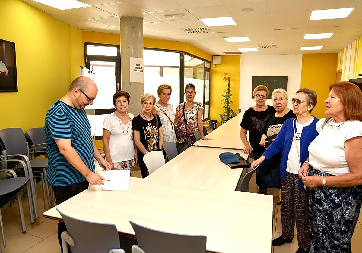 Usuarios del Centro de Vida Activa Arca Real se inscriben en la peña para mayores.