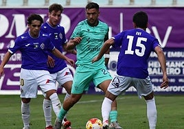 Pau Miguélez, rodeado por tres rivales en su debut.