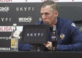 Johan Plat, entrenador del CD Castellón, en una rueda de prensa.