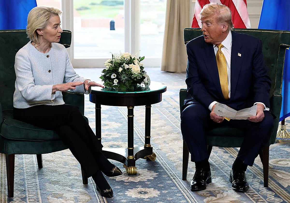 Ursula von der Leyen dialoga con Donald Trump.